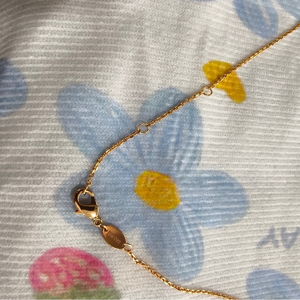 Chaumet Mother-of-Pearl Clover Necklace in Gold - Picture 8 of 11